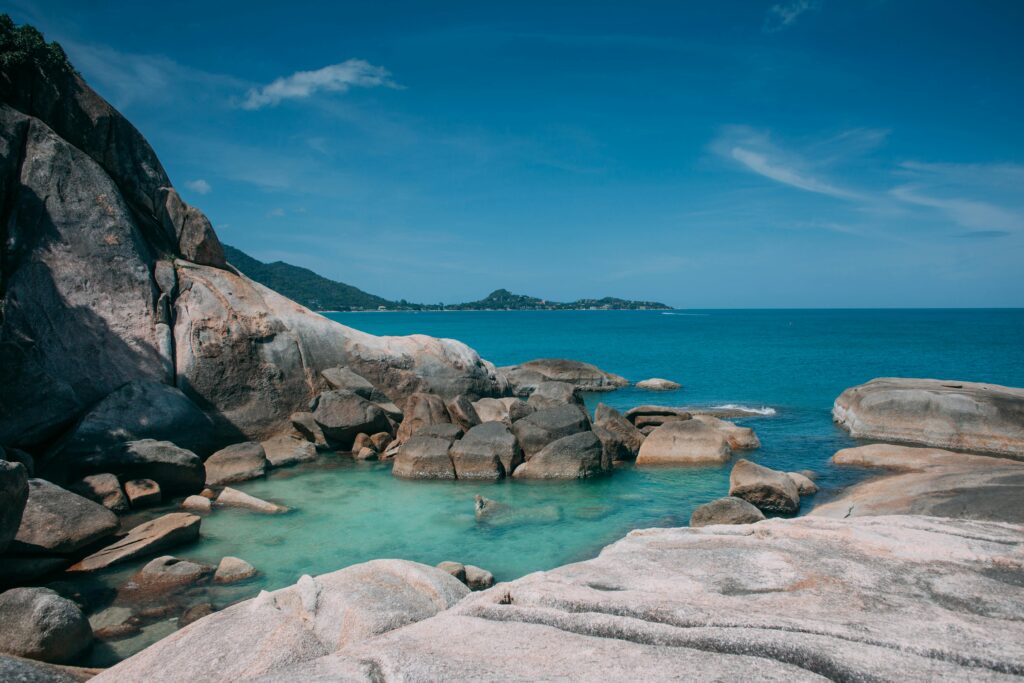 Discover the tranquil beauty of a rocky lagoon on Koh Samui, with turquoise waters and stunning views.